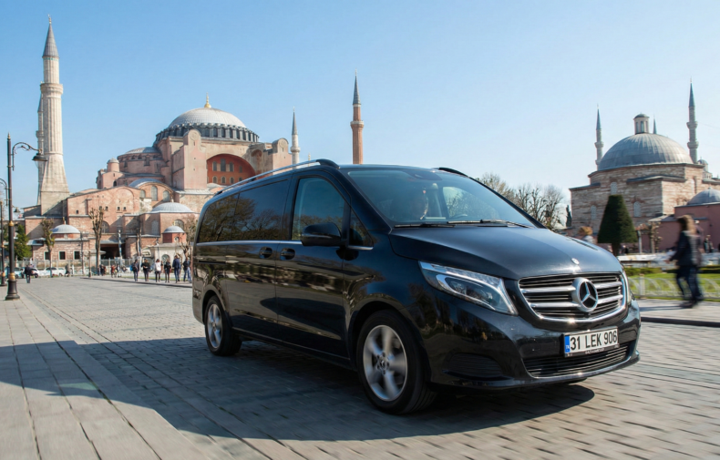 Privater Transfer vom Flughafen Istanbul nach Sultanahmet mit Hagia Sophia im Hintergrund.