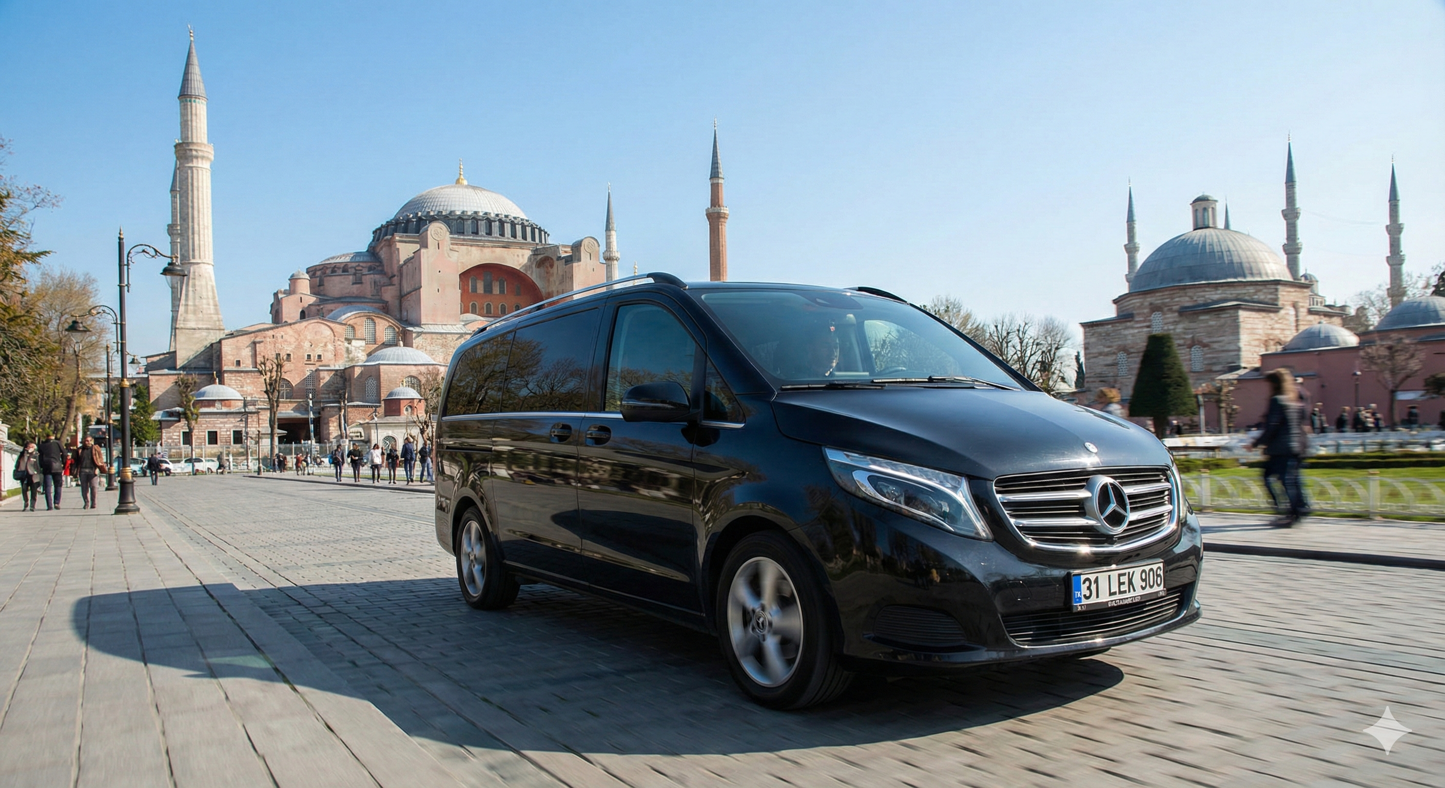 Privater Transfer vom Flughafen Istanbul nach Sultanahmet mit Hagia Sophia im Hintergrund.